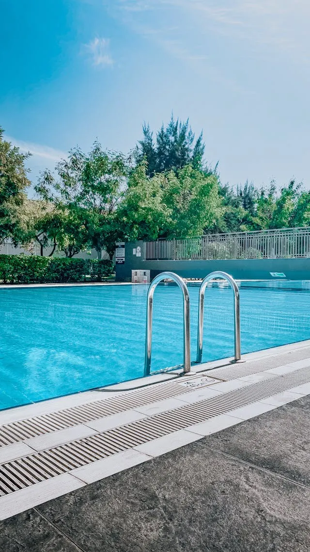 8 ways to clean the bottom of a pool without a vacuum